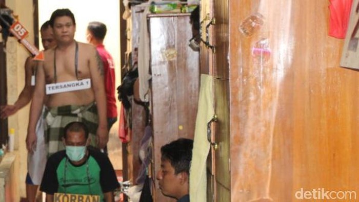 Rekonstruksi pengeroyokan tahanan di Polres Klaten, Jumat (6/11/2020).