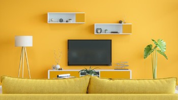 Smart TV. Siapa yang menyangka jika suatu hari kita bisa berselancar internet dan menonton konten sesuai keinginan di layar sebesar TV? TV yang selama ini hanya digunakan untuk menonton, kini punya banyak fungsi tambahan tak hanya menonton konten tetapi juga bermain game dan memutar berbagai layanan streaming. Foto: iStock