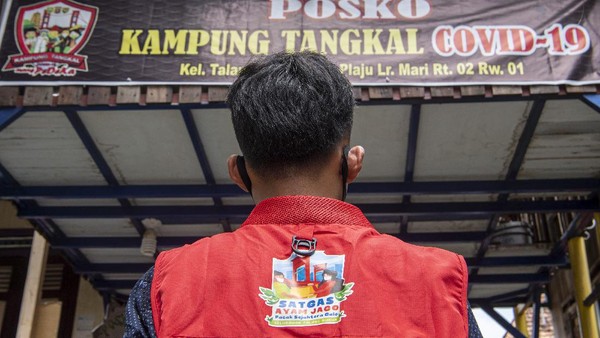 Saat Ayam Jago Jaga Kampung Dari Corona
