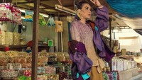 Masih berlatar pasar Glodok, kali ini Melaney berpose di depan penjual jajanan manis. Rio Motret yang membantu mengarahkan gaya Melaney kali ini. Foto: instagram @melaney_ricardo