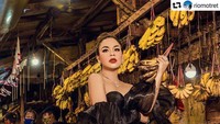 Melaney yang dikenal ramah ini punya banyak momen kulineran seru sekaligus unik.Salah satunya bisa diihat pada foto ini.Ia berpose mengenakan gaun hitam dengan latar lokasi pasar tradisional.Foto: instagram @melaney_ricardo
