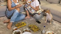 Bersama Kalina, Melaney asyik mukbang peda dengan pete. Momen serunya kulineran ini makin nikmat karena mereka makan lesehan di atas karpet. Foto: instagram @melaney_ricardo