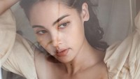 Mengawali kariernya di tahun 2008 lewat serial televisi, nama Urassaya Sperbund mulai dikenal setelah membintangi Game Rai Game Rak di tahun 2011. (dok. Instagram @urassayas)  