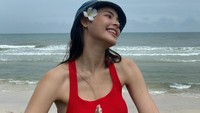 Urassaya Sperbund adalah aktris kelahiran 18 Maret 1993. Ada yang bilang senyumnya menular! Setuju, nggak? (dok. Instagram @urassayas)  