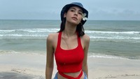 Di Instagram, Urassaya Sperbund kerap membagikan momen-momen bahagia serta foto-foto sedang tersenyum dan tertawa. (dok. Instagram @urassayas)  