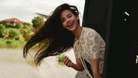 Senyum Urassaya Sperbund bikin kamu jadi pengin senyum juga, nggak? (dok. Instagram @urassayas)