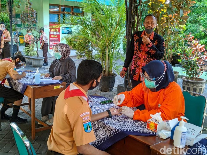 Dinas Pendidikan bersama Dinas Kesehatan Ponorogo menggelar rapid test massal. Ada 90 siswa dan 72 guru dari 9 sekolah yang dites.
