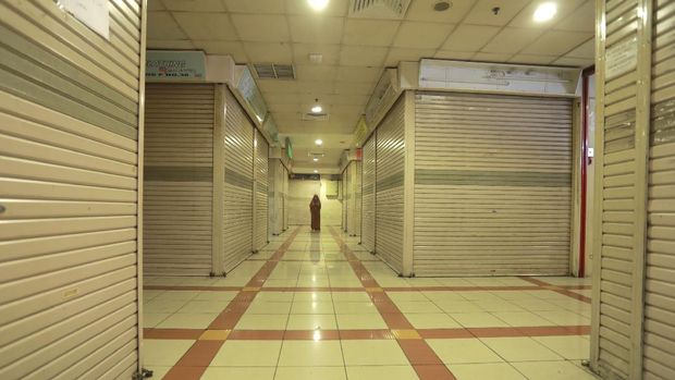 Suasana pertokoan di pasar Tanah Abang Blok B, Jakarta yang sepi akibat pandemi Covid-19, Jumat (6/11/2020). (CNBC Indonesia/Tri Susilo)