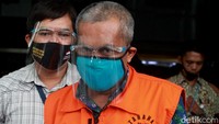 Heri pun diketahui telah ditetapkan sebagai tersangka sejak Oktober 2019 lalu. Ia diduga menerima gratifikasi berhubungan dengan jabatannya.