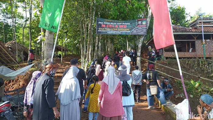 Tradiisi Merlawu Tradisi berdoa dan makan bersama di makam leluhur