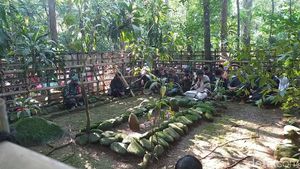 Potret Tradisi Merlawu Ciamis, Doa dan Makan Bareng di Makam Leluhur