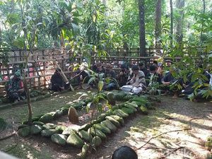 Potret Tradisi Merlawu Ciamis, Doa dan Makan Bareng di Makam Leluhur