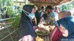 Potret Tradisi Merlawu Ciamis, Doa dan Makan Bareng di Makam Leluhur