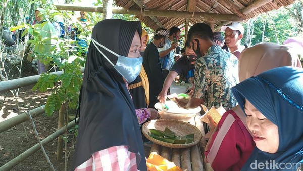 Prosesi Tradisi Merlawu ini diawali dengan Ngarangki atau mengganti pagar makam Syekh Padamatan. Kemudian siangnya dilaksanakan Nyiraman benda pusaka peninggalan zaman dulu di Bumi Pakuncen. Prosesi Tradisi Merlawu ini diawali dengan Ngarangki atau mengganti pagar makam Syekh Padamatan. Kemudian siangnya dilaksanakan Nyiraman benda pusaka peninggalan zaman dulu di Bumi Pakuncen.