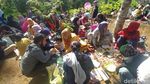 Potret Tradisi Merlawu Ciamis, Doa dan Makan Bareng di Makam Leluhur