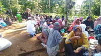 Kegiatan diakhiri dengan makan bersama di luar area Situs. Makanan tersebut berasal dari perbekalan warga yang dikumpulkan kemudian dibagi secara bersama-sama. 