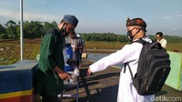 Meski sedang dalam masa pandemi COVID-19 kegiatan tetap digelar, panitia telah menerapkan protokol kesehatan secara ketat. Setiap warga yang datang harus memakai masker. 