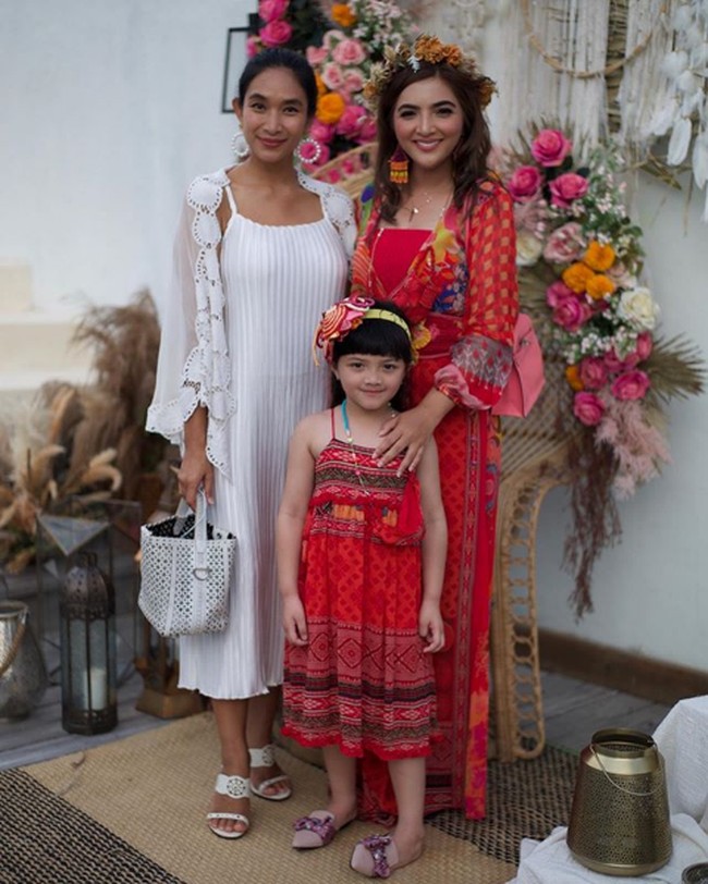 Sempat jadi sorotan karena digelar dengan meriah dan mewah, Ashanty menjelaskan bahwa perayaan ulang tahun memang sudah jadi tradisi di keluarganya. Foto: Instagram/@ashanty_ash, @aurelie.hermansyah