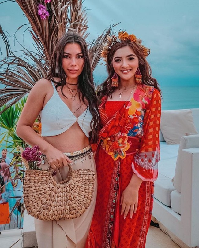 Dalam unggahannya, Ashanty mengatakan tidak ada salahnya merayakan ulang tahun anggota keluarga setiap tahunnya. Jika tak ada banyak uang, acara tersebut pun digelar dengan cara sederhana. Kalau uang nya dikit ya surprise nya secukupnya, kl lagi ada rejeki ya boleh lah membahagian keluarga kan.., katanya. Foto: Instagram/@ashanty_ash, @aurelie.hermansyah