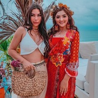 Dalam unggahannya, Ashanty mengatakan tidak ada salahnya merayakan ulang tahun anggota keluarga setiap tahunnya. Jika tak ada banyak uang, acara tersebut pun digelar dengan cara sederhana. Kalau uang nya dikit ya surprise nya secukupnya, kl lagi ada rejeki ya boleh lah membahagian keluarga kan.., katanya. Foto: Instagram/@ashanty_ash, @aurelie.hermansyah