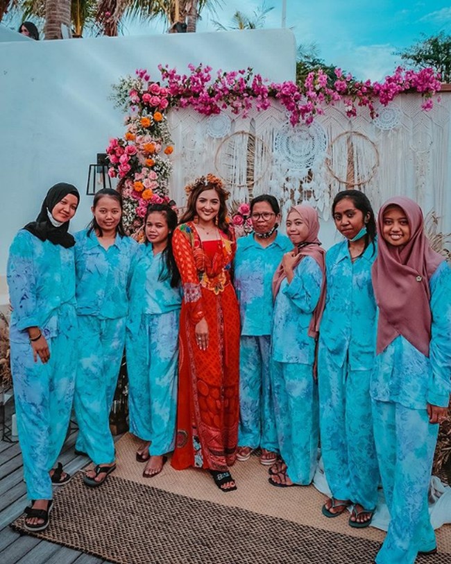 Tak hanya keluarga inti, semua orang yang ada di dalam keluarga tersebut juga dirayakan ulang tahunnya. Mulai dari asisten rumah tangga sampai asisten pribadi masing-masing. Foto: Instagram/@ashanty_ash, @aurelie.hermansyah