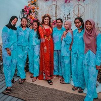 Tak hanya keluarga inti, semua orang yang ada di dalam keluarga tersebut juga dirayakan ulang tahunnya. Mulai dari asisten rumah tangga sampai asisten pribadi masing-masing. Foto: Instagram/@ashanty_ash, @aurelie.hermansyah