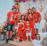 Perayaan ulang tahun istri Anang Hermansyah ini digelar meriah. Dia dan keluarganya pun kompak mengenakan busana oranye kemerahan bermotif tenun. Foto: Instagram/@ashanty_ash, @aurelie.hermansyah