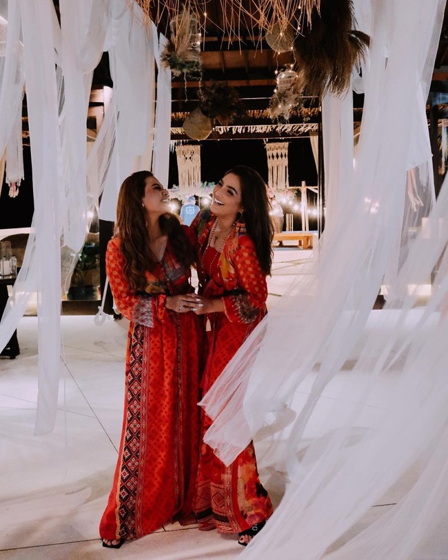 Busana seragama Ashanty hingga Aurel dan Azriel datang dari brand Paul Ropp. Foto: Instagram/@ashanty_ash, @aurelie.hermansyah