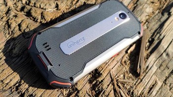 Unihertz Atom XL adalah pilihan bagi penyuka smartphone tahan banting dengan ukuran kompak 4 inch, sertifikasi standar militer dan IP68. Harganya cukup terjangkau dengan spesifikasi tidak kacangan. Foto: itech.blog
