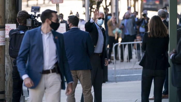 WILMINGTON, DE - NOVEMBER 05: Democratic presidential nominee Joe Biden arrives at The Queen theater on November 05, 2020 in Wilmington, Delaware. Biden attended internal meetings with staff as votes are still being counted in his tight race against incumbent U.S. President Donald Trump which remains too close to call.   Drew Angerer/Getty Images/AFP