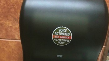 Suara diaktivasi, katakan dengan keras tisu kertas sekarang! Foto: via Bored Panda