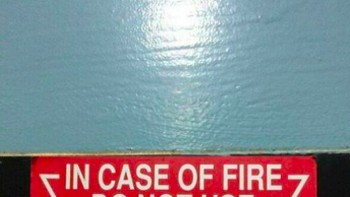 Ya benar sih kalau kebakaran harus pakai air untuk memadamkannya. Foto: via Bored Panda