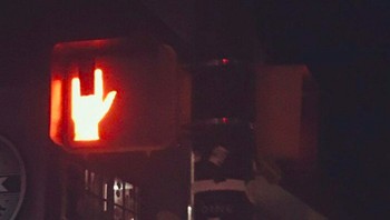 Tanda berhenti menyebrang ini ditutup lakban dan jadinya seperti ini. Foto: via Bored Panda