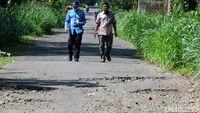 Pantauan detikcom, Jumat (6/11/2020) pukul 15.00 WIB, di ruas jalan Suruh-Singlar tepatnya di Padukuhan Singlar, Cangkringan, tampak rusak. Sebagian besar aspal sudah mengelupas.
