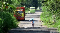 BPBD, kata dia, nantinya akan menyediakan material untuk proses pengecoran jalan. Pengerjaannya dilakukan secara gotong royong bersama masyarakat. Sementara itu, salah seorang warga Cangkringan, Gani Sadat, menjelaskan untuk jalur evakuasi rusak sepanjang hampir 4 kilometer. Menurutnya, warga sudah mengajukan ke dinas terkait untuk melakukan penambalan jalan. Namun, hingga saat ini belum ada respons.