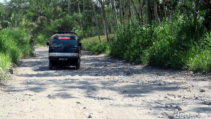 Di tengah perhatian akan naiknya status Gunung Merapi menjadi siaga, jalur evakuasi erupsi di Kalurahan Glagaharjo, Sleman, terlihat rusak. Berikut potretnya.