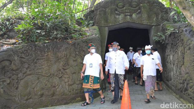 Wakil Gubernur Bali Tjokorda Oka Artha Ardhana Sukawati membuka kembali wisata monkey forest di Bali