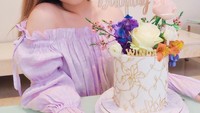 Winda Lunardi juga punya gaya hidup yang mewah. Saat ulang tahun saja, ia diberikan kue mewah berhiaskan bunga mawar dan tulisan Happy Birthday. Foto: Instagram @evos.earl