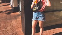 Posenya saat kulineran itu selalu berhasil menarik perhatian. Seperti pada pose candid ini, Winda terlihat keren sambil menyeruput minuman. Foto: Instagram @evos.earl