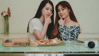 Bukti lain, kalau Winda Lunardi memang doyan pizza. Sekotak pizza tampak hampir habis disantap berdua dengan temannya. Foto: Instagram @evos.earl