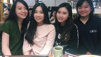 Pada momen kulinernya, Winda Lunardi juga sering mengajak teman-temannya untuk makan bersama. Seperti yang terlihat pada foto ini.   Foto: Instagram @evos.earl