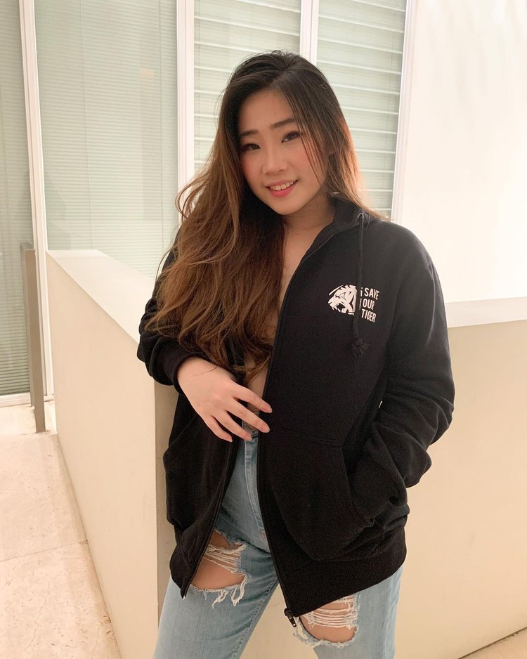 Winda Lunardi Atlet eSport yang Tabungannya Rp 20 M Raib Atlet eSports Winda Lunardi jadi korban dugaan tindak pidana penggelapan uang. Tak tanggung-tanggung, Rp 20 miliar yang ada ditabungannya di Maybank raib.