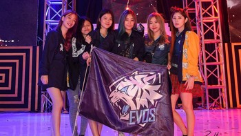 Timnya terdahulu beranggotakan nama-nama terkenal seperti Winda Earl Lunardi , Listy Chan, Violetta Caramel Aurelia, dan Crestisa Pucci -- meski akhirnya Listy dan Pucci angkat kaki. Foto: Instagram @evos.earl