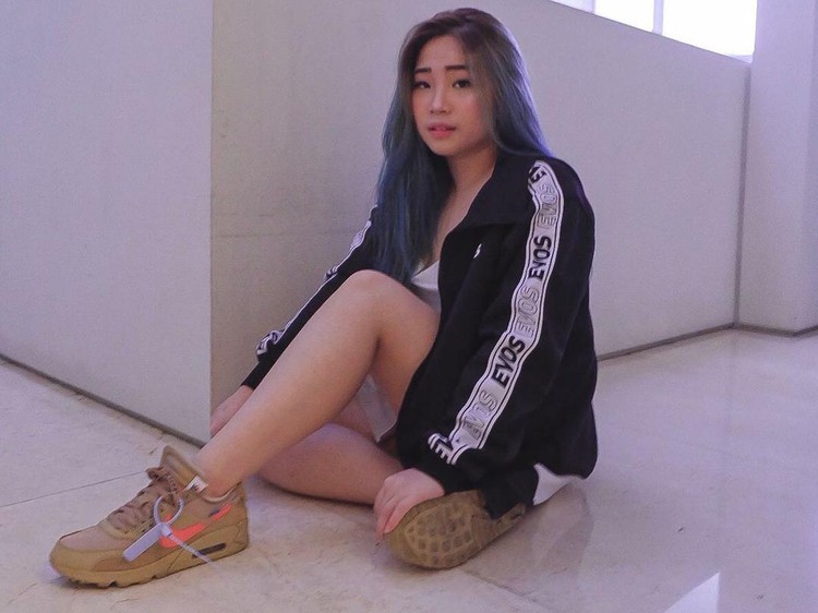 Winda Lunardi Atlet eSport yang Tabungannya Rp 20 M Raib Atlet eSports Winda Lunardi jadi korban dugaan tindak pidana penggelapan uang. Tak tanggung-tanggung, Rp 20 miliar yang ada ditabungannya di Maybank raib.