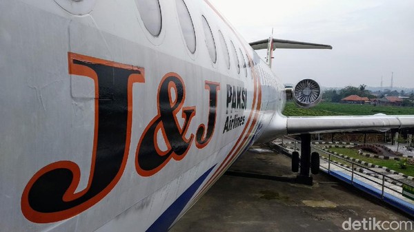 Di dalam pesawat edukasinya ada safety demo dan untuk jamaah diberi tahu cara sholat didalam pesawat dan tayamum. Kemudian sebelum masuk pesawat akan diarahkan langkah-langkah boarding pass dan yang lainnya mirip di bandara sungguhan. Di dalam pesawat edukasinya ada safety demo dan untuk jamaah diberi tahu cara sholat didalam pesawat dan tayamum. Kemudian sebelum masuk pesawat akan diarahkan langkah-langkah boarding pass dan yang lainnya mirip di bandara sungguhan.