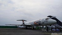Keberadaan pesawat yang dijadikan sarana edukasi ini disambut baik oleh banyak pihak. Untuk harga tiket masuk ke wisata J&J ini juga tergolong sangat murah. Setiap pengunjung hanya perlu membayar Rp 8 ribu. Selain pesawat Fokker 100, di wisata J&J ini juga terdapat helikopter dan beberapa satwa seperti ular dan burung.