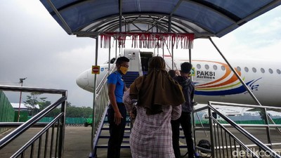 Calon Jemaah Belajar Naik Haji dan Umroh dengan Naik Pesawat Fokker