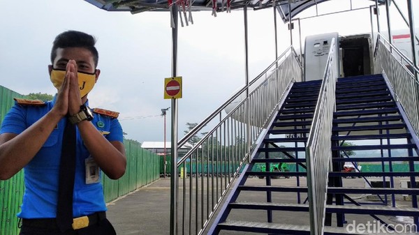 Pemilik wisata J&J Kuningan Kiki Al-Farizi (50) menjelaskan ide awal mendatangkan pesawat itu sebagai sarana edukasi ialah karena tidak semua calon jamaah haji maupun umroh mempunyai pengalaman naik pesawat. Pemilik wisata J&J Kuningan Kiki Al-Farizi (50) menjelaskan ide awal mendatangkan pesawat itu sebagai sarana edukasi ialah karena tidak semua calon jamaah haji maupun umroh mempunyai pengalaman naik pesawat.