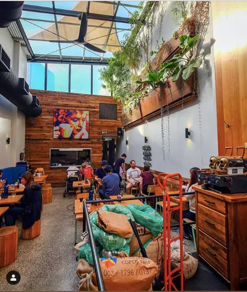 Wow! Kafe Keren Ini Tersembunyi di Balik Tempat Sampah