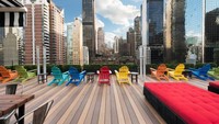  Pod 51 merupakan hotel paling terjangkau di kota New York yang fokus pada gaya dan kemanan. Tamu bisa bersantai di lobi dan kafe, atau di taman atap hotel yang indah. (Trip Advisor)